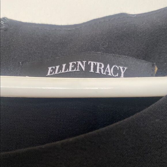 Elegant Black Dress with Gold Accent - Picture 4 of 7